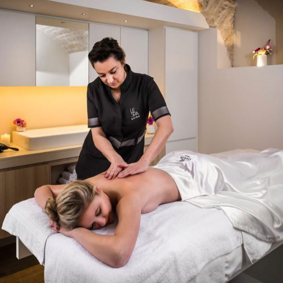 séance de massage au SPA de l'hôtel