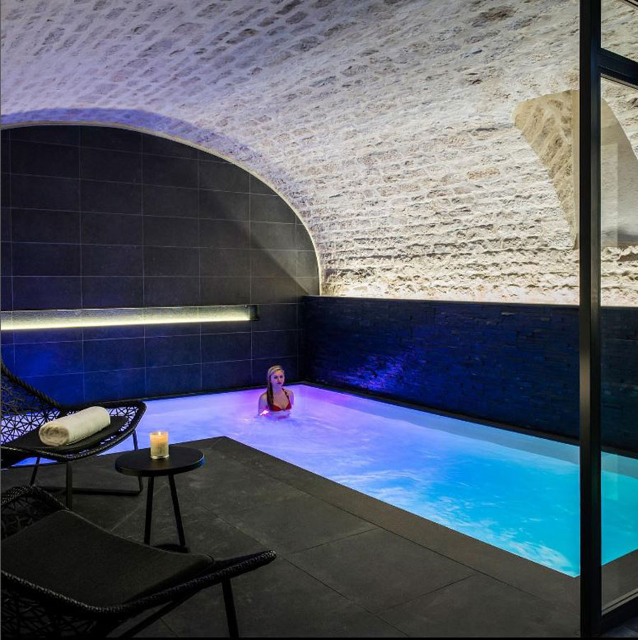 Femme nageant dans la piscine du SPA