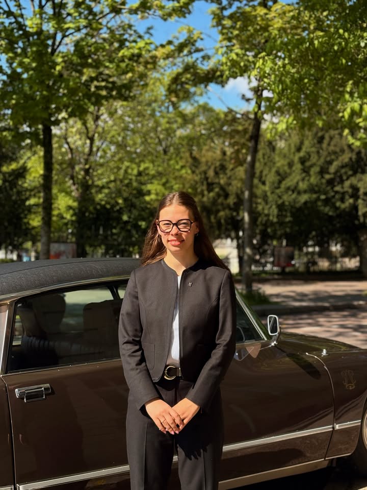 image présentation : Portrait : Servane, l&rsquo;élégance de l&rsquo;accueil à La Cloche 