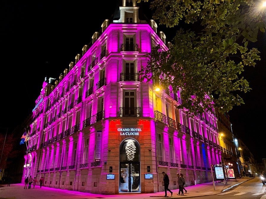 image présentation : La Cloche Dijon s’illumine en Rose pour Octobre Rose